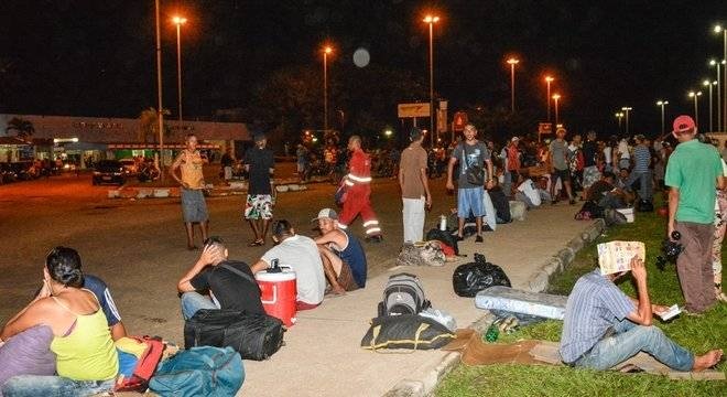Com o número de imigrantes chegando a 10% da população, os serviços públicos estão sobrecarregados. Os postos de saúde acumulam longas filas e as escolas estão lotadas. Há quase 2 mil imigrantes morando na rua - Foto BBC NEWS BRASIL Com o número de imigrantes chegando a 10% da população, os serviços públicos estão sobrecarregados. Os postos de saúde acumulam longas filas e as escolas estão lotadas. Há quase 2 mil imigrantes morando na rua - Foto BBC NEWS BRASIL